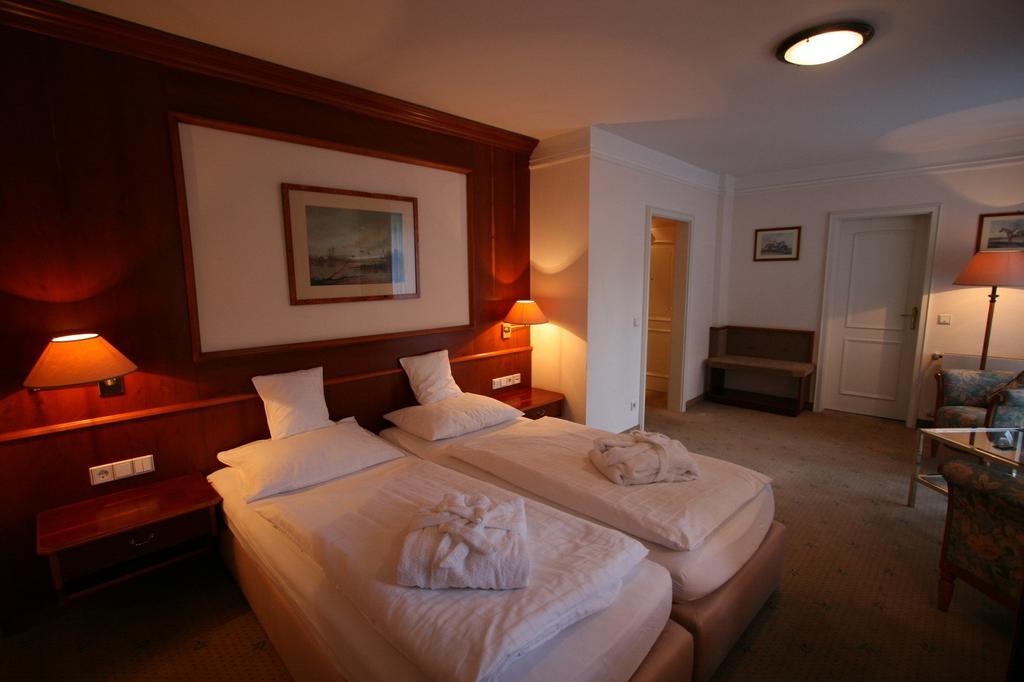 Park Hotel Am Schloss Ettringen  Exterior photo